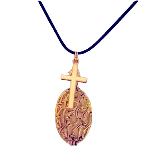 Aromatherapy Locket open and Close Oval Locket with Chain for essential oils - Picture 2 of 5